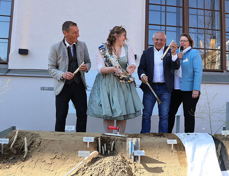 BR-Sportmoderator Markus Othmer li.) bei der gemeinsamen Eröffnung der Spargelsaison auf dem Münchner Viktualienmarkt zusammen der amtierende Schrobenhausener Spargelkönigin, Elisabeth IV. , Fußball-Legende Felix Magath sowie der 1. Vorsitzenden des Spargelerzeugerverband Südbayern, Claudia Westner am 03.04.2025 (©Foto: Martin Schmitz) 